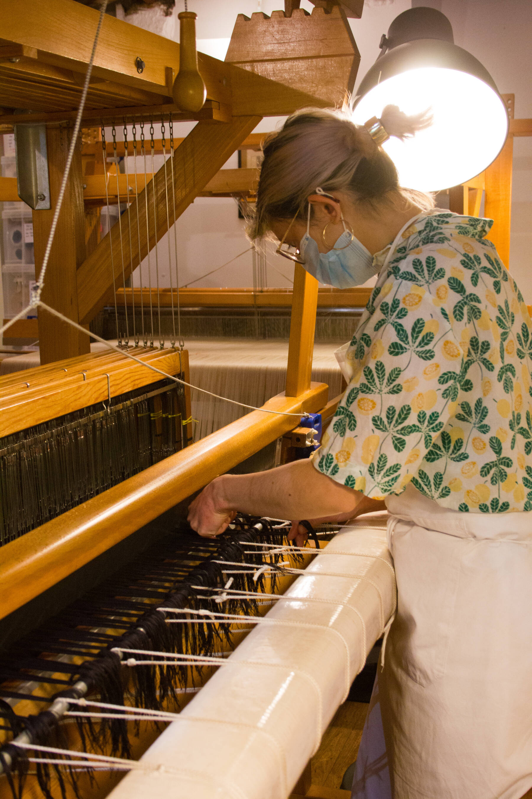 Tannyna Kowalski dans l'atelier de Sylvie Johnson